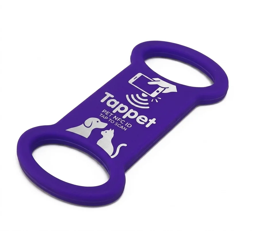 Tag Tappet de silicona violeta con el logo grabado en blanco